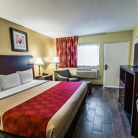 Econo Lodge Cocoa Beach - Near The Port Exterior photo
