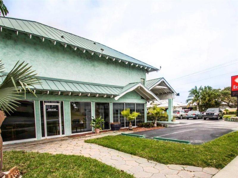 Econo Lodge Cocoa Beach - Near The Port Exterior photo