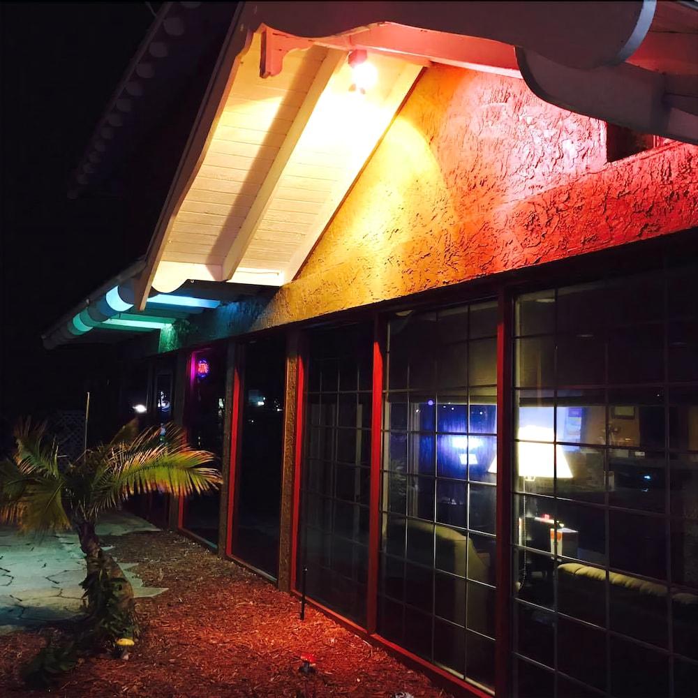 Econo Lodge Cocoa Beach - Near The Port Exterior photo
