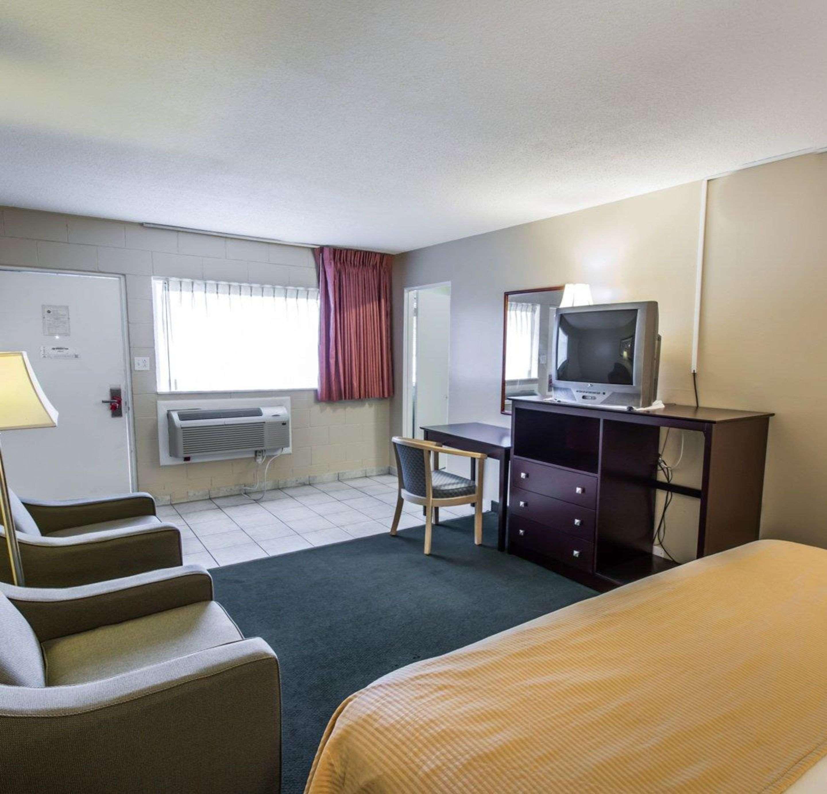 Econo Lodge Cocoa Beach - Near The Port Exterior photo