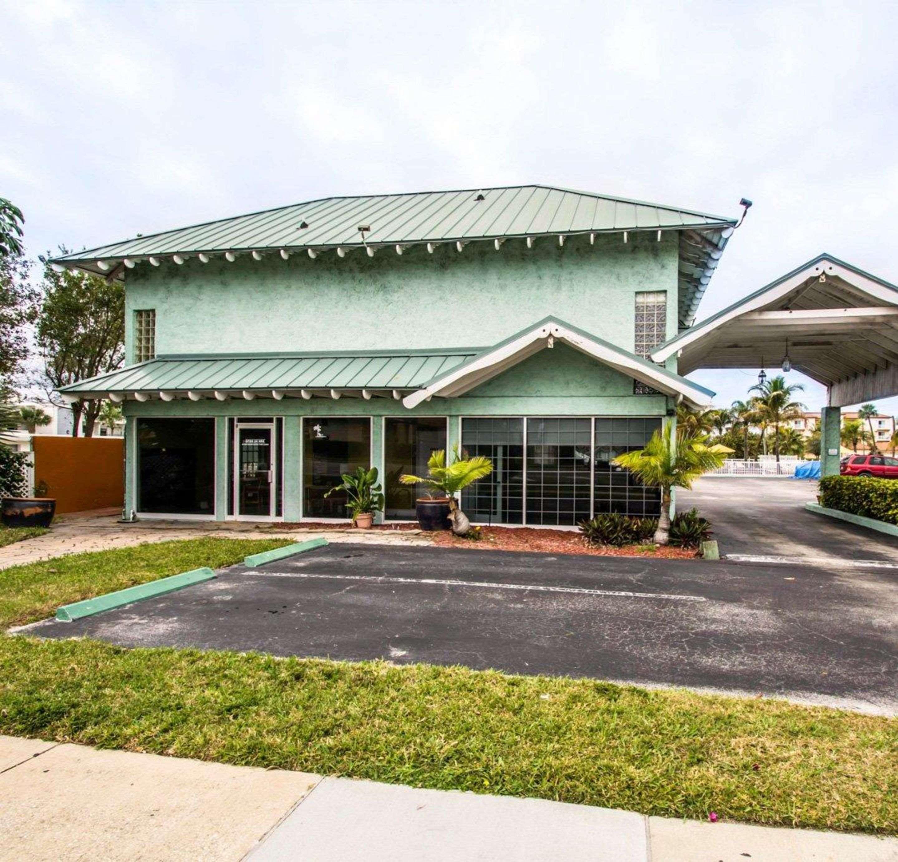 Econo Lodge Cocoa Beach - Near The Port Exterior photo