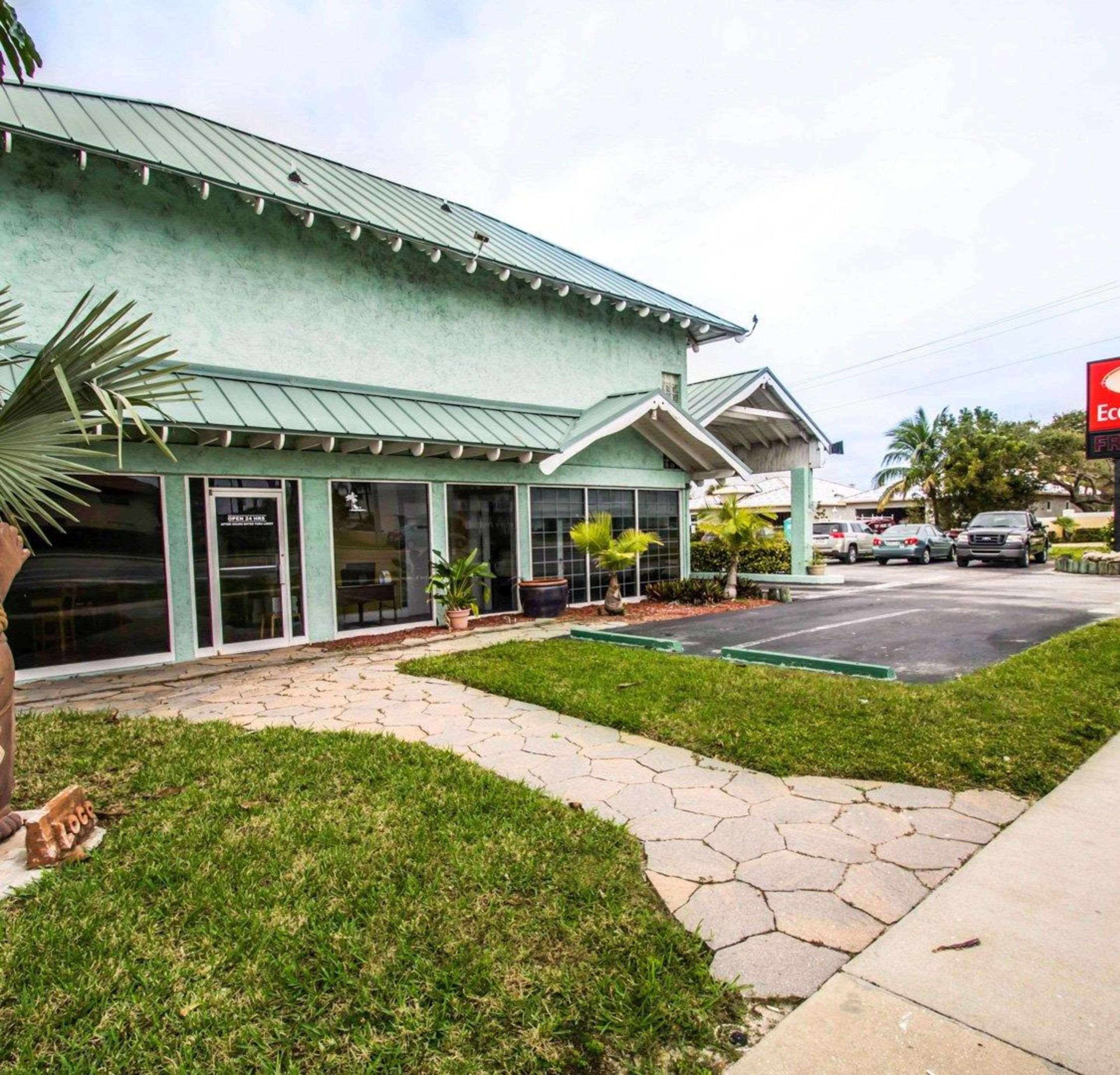 Econo Lodge Cocoa Beach - Near The Port Exterior photo