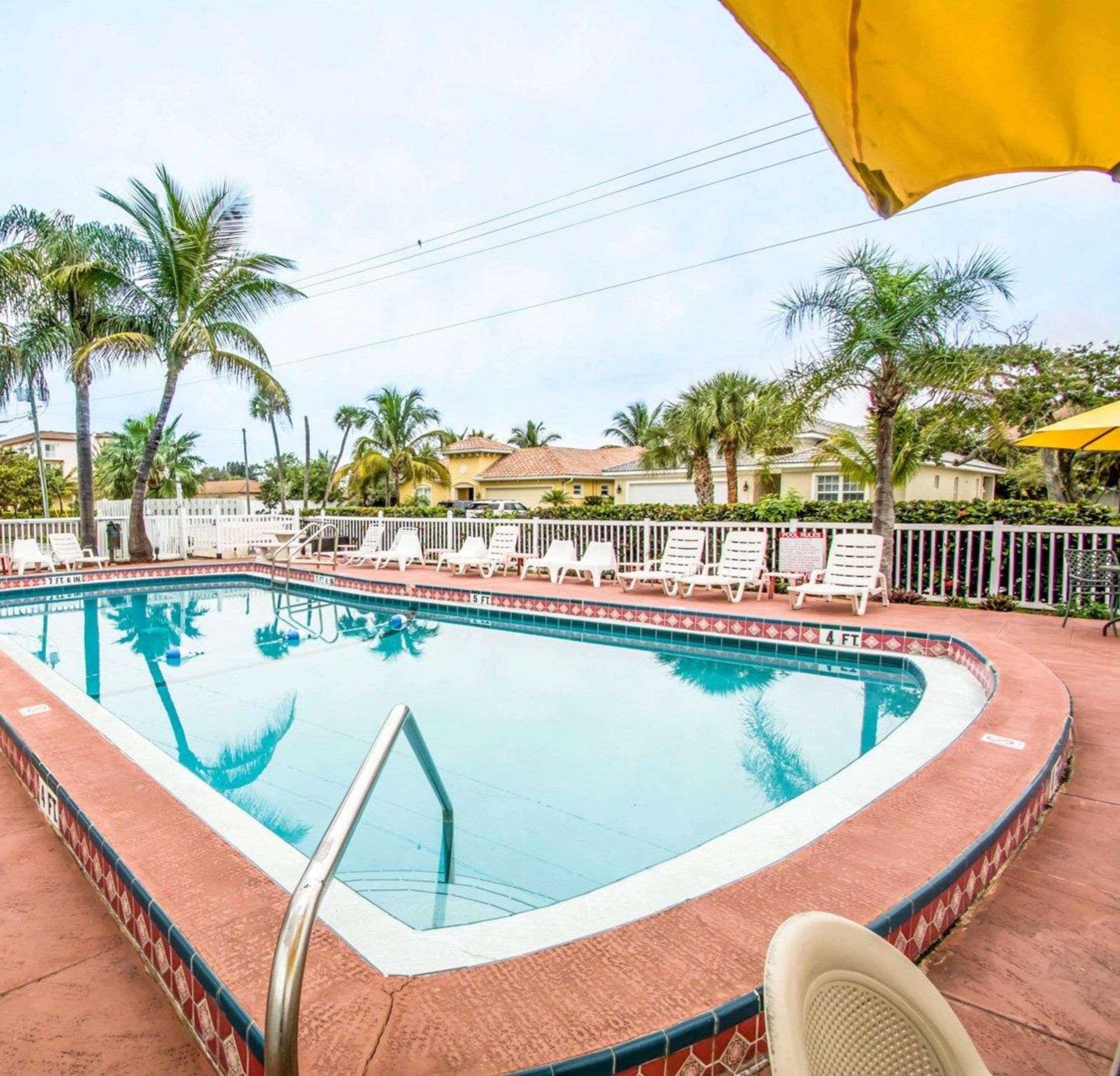 Econo Lodge Cocoa Beach - Near The Port Exterior photo