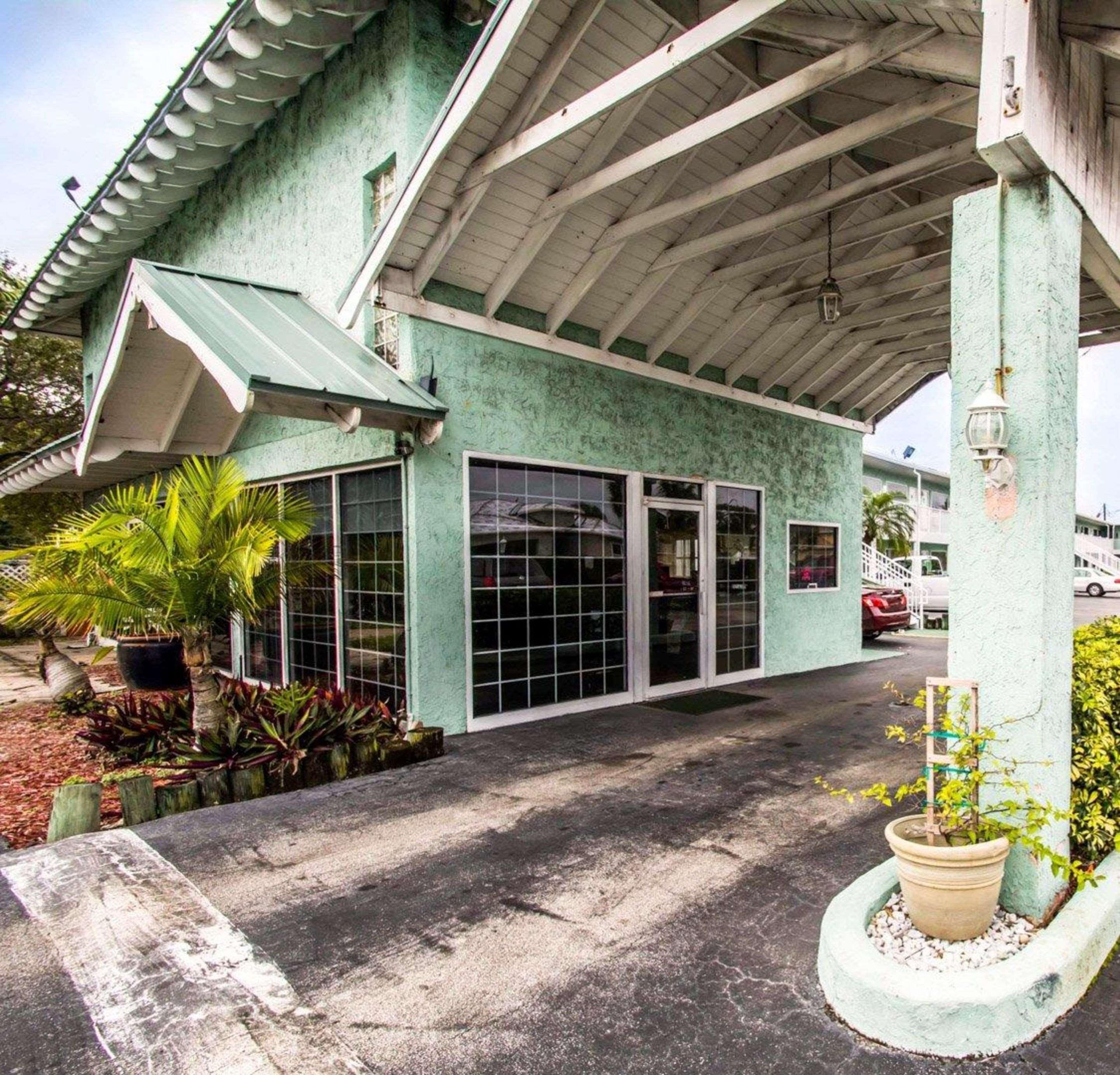 Econo Lodge Cocoa Beach - Near The Port Exterior photo