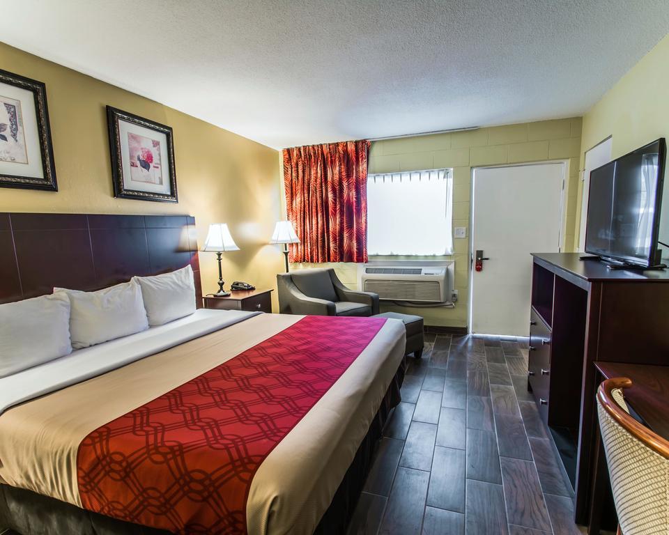 Econo Lodge Cocoa Beach - Near The Port Exterior photo