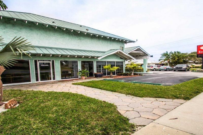 Econo Lodge Cocoa Beach - Near The Port Exterior photo
