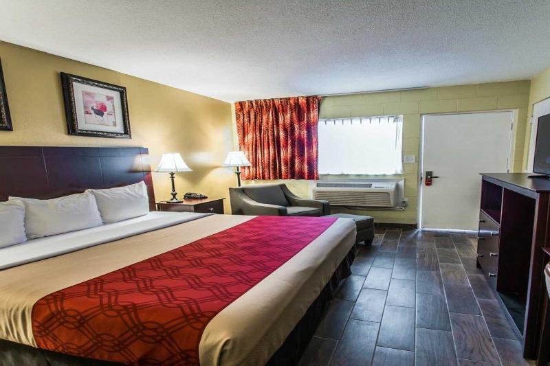 Econo Lodge Cocoa Beach - Near The Port Exterior photo
