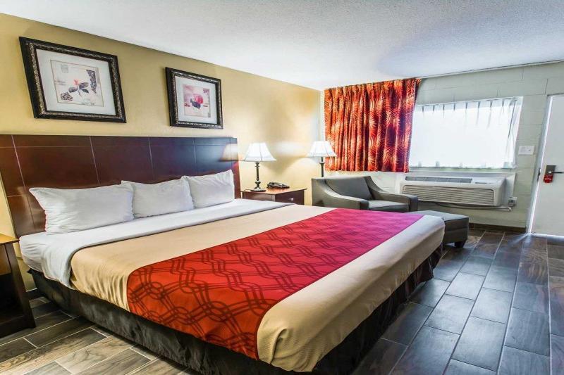 Econo Lodge Cocoa Beach - Near The Port Exterior photo