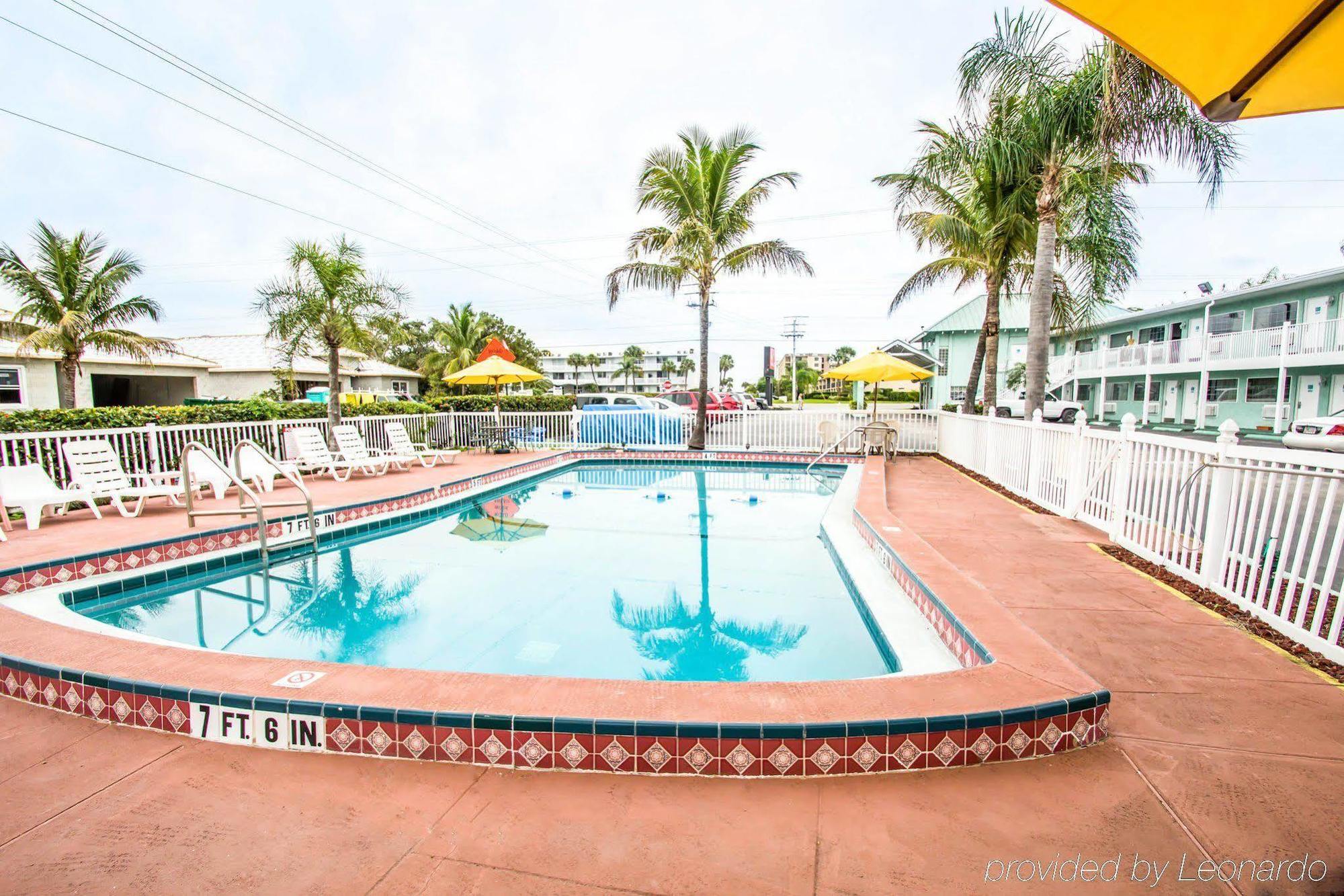 Econo Lodge Cocoa Beach - Near The Port Exterior photo